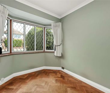 Five bedroom detached home located conveniently for the station and... - Photo 1