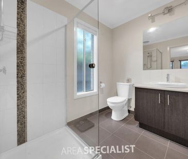 Spacious Family Home with Park Views & Prime Location! - Photo 6