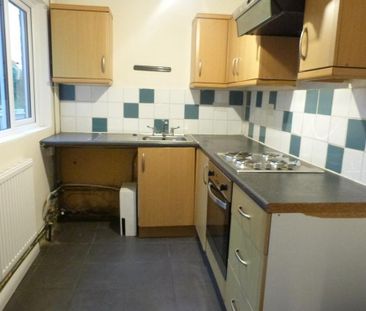 2 bedroom end of terrace house to rent - Photo 3