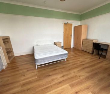 4 bedroom terraced house to rent - Photo 2