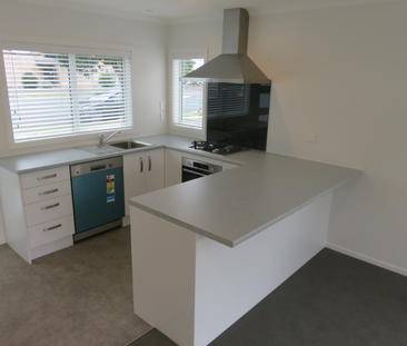 Modern and well designed, two bedroom, one bathroom, single level h... - Photo 2