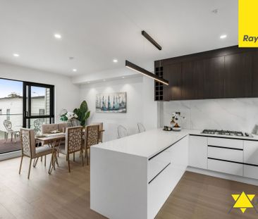 Elegant Three-Level Townhouse with Stunning Views in West Harbour - Photo 2