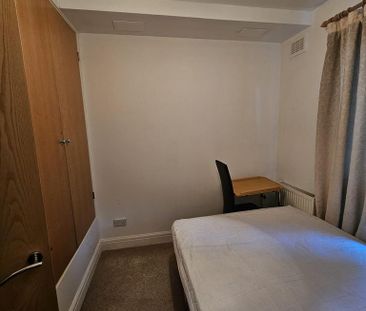1 bedroom in a flat share to rent - Photo 3