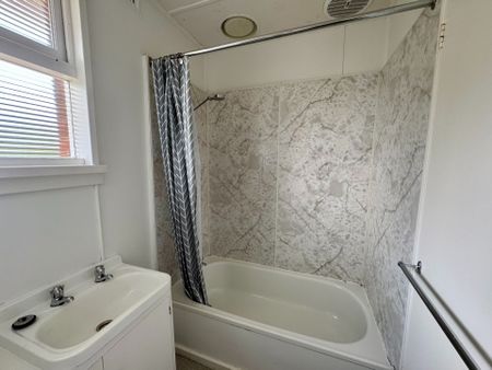 Sunny and cosy bedsit - Photo 4