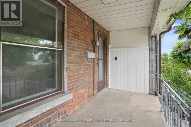 289 BLACKTHORN AVENUE - Photo 1