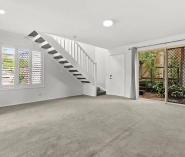 Spacious Two bedroom Townhouse with Air Conditioning - Photo 3