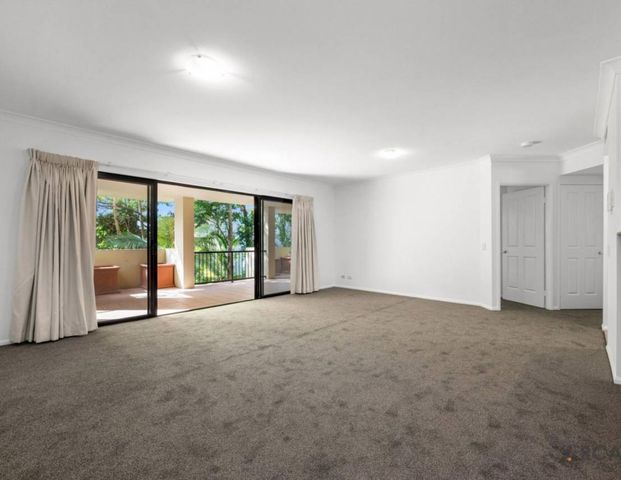 Fresh paint and new carpet 3 bed, 2 bath and 2 car space in the heart of Kangaroo Point! - Photo 1