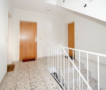 Zwei-Zimmer-Erdgeschosswohnung mit riesigem Balkon und Garage in ze... - Foto 1