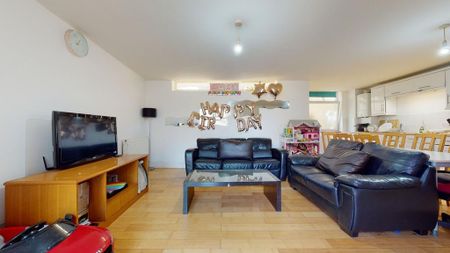 2 bedroom flat to rent - Photo 2
