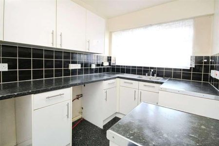 St Helen's Court, Rainham, RM13 - Photo 2