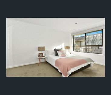 Spacious One Bedroom Apartment with Carpark - Photo 4