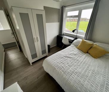 4 bedroom semi-detached house to rent - Photo 2