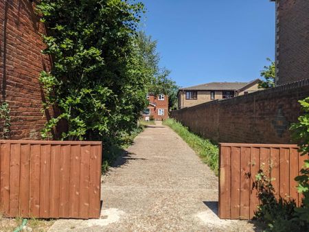 1 bedroom flat to rent - Photo 4