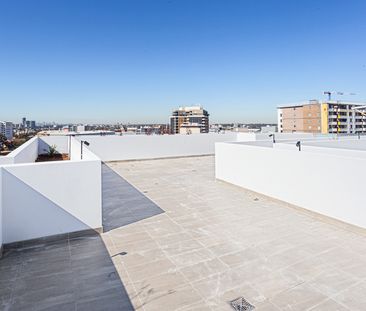 TERRIFIC 2 BEDROOM 2 BATHROOM APARTMENT - Photo 1