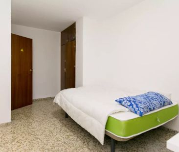 Double bed in Room in a shared 5-bedroom apartment for rent in Cami... - Photo 4