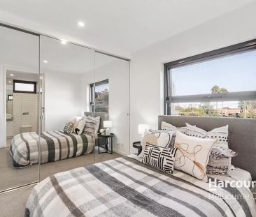 Perfect Position in the Heart of Kew! - Photo 4