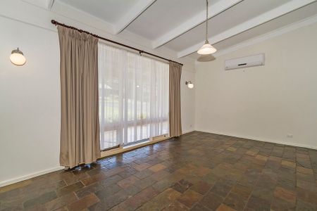 Large 3 Bedroom Family Home with Stunning Views - Photo 2