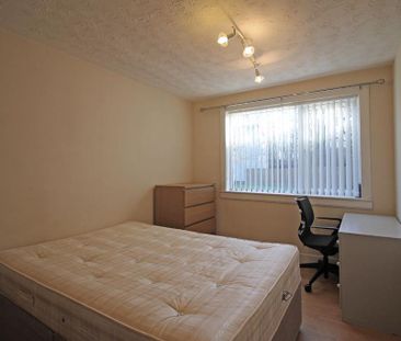 3 bedroom flat to rent - Photo 2