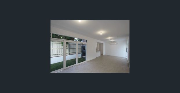 Modern 2-Bedroom Townhouse in Prime Location – Low Maintenance Living! - Photo 1