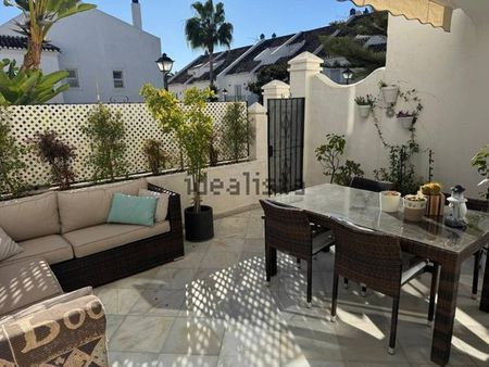 Alquiler de chalet adosado en Calle Cecilia Böhl de Faber - Foto 3