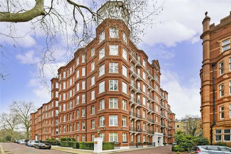 A spacious lateral second floor with lift, three bedroom apartment in a well maintained purpose built portered building in a quiet cul de sac - Photo 4