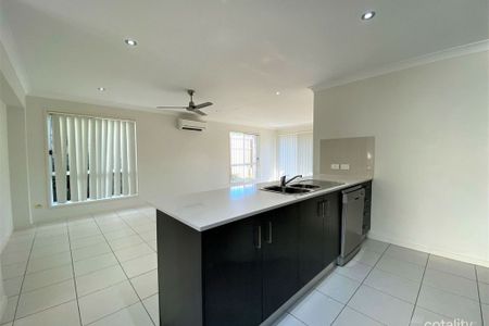 Spacious Modern Townhouse in Prime Location - Photo 5