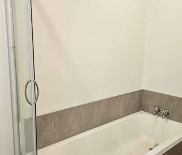 Warm, modern & spacious – your new Lansdowne home - Photo 5