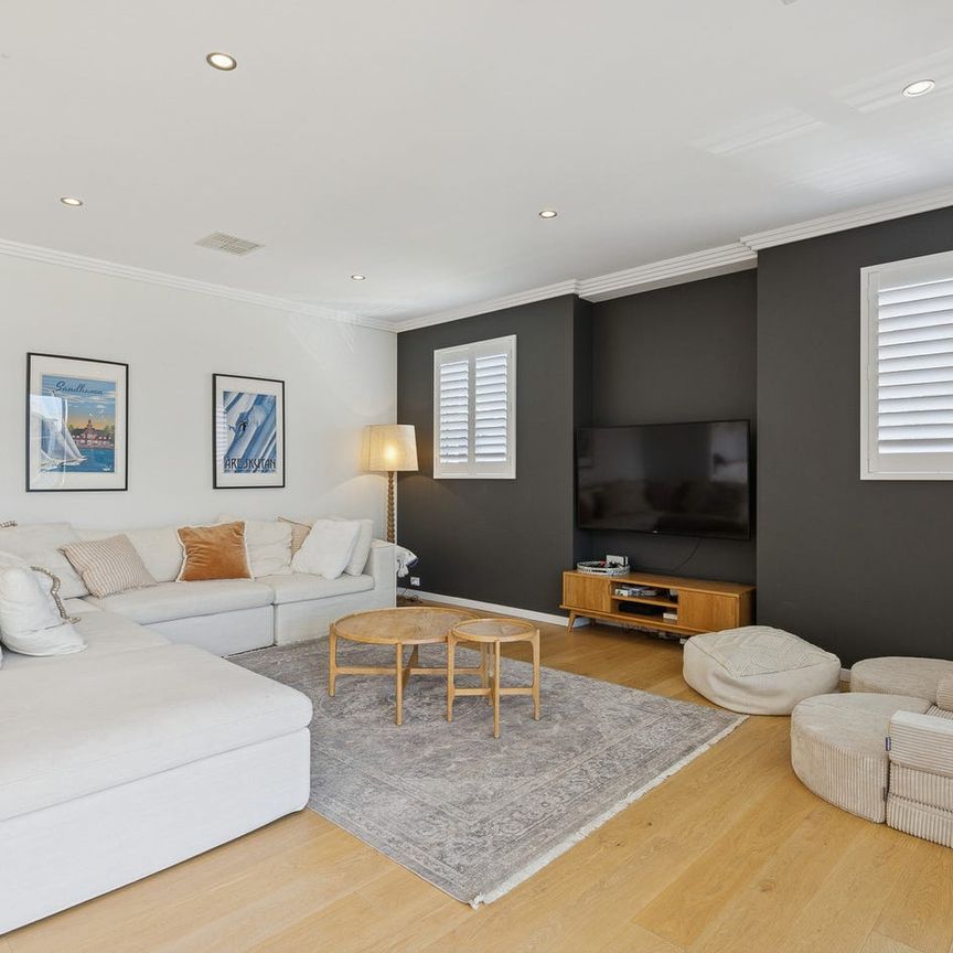 Executive Marina Living with Estuary Glimpses – Overlooking Cannaregio Square - Photo 1