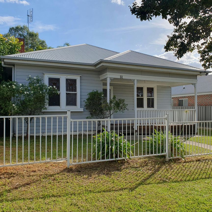 3 BEDROOM FAMILY HOME - Photo 1