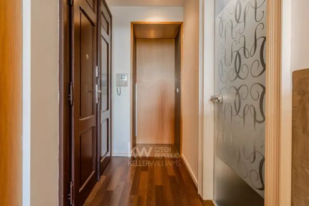 Pronájem elegantního bytu 2+kk s balkonem a krásným výhledem ve Vršovicích - Photo 1