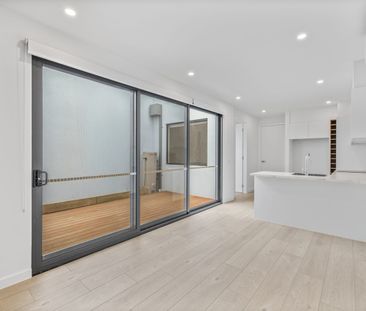 Bright, Spacious, & Beautifully Presented - Photo 2
