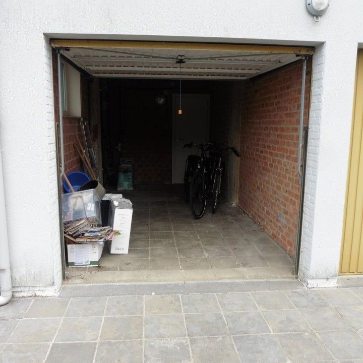 Appartement met kleine garageruimte/berging en 2 open staanplaatsen - Photo 1