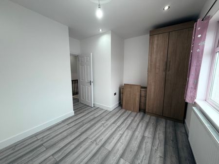 3 Bed Terraced House, Redbridge Lane East, IG4 - Photo 2