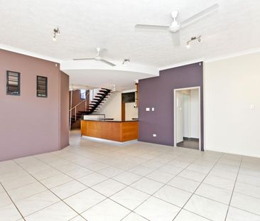 STYLISH AND STUNNING TOWNHOUSE - Photo 5