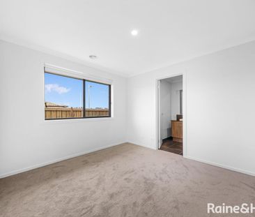 27 Flag Boulevard, Tarneit, VIC 3029 - Photo 3