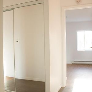 4 1/2 SITUÉ DANS UN SECTEUR PAISIBLE - ENTIÈREMENT RÉNOVÉ - 1355$/MOIS TOUT INCLUS, DISPONIBLE POUR NOVEMBRE - Photo 2