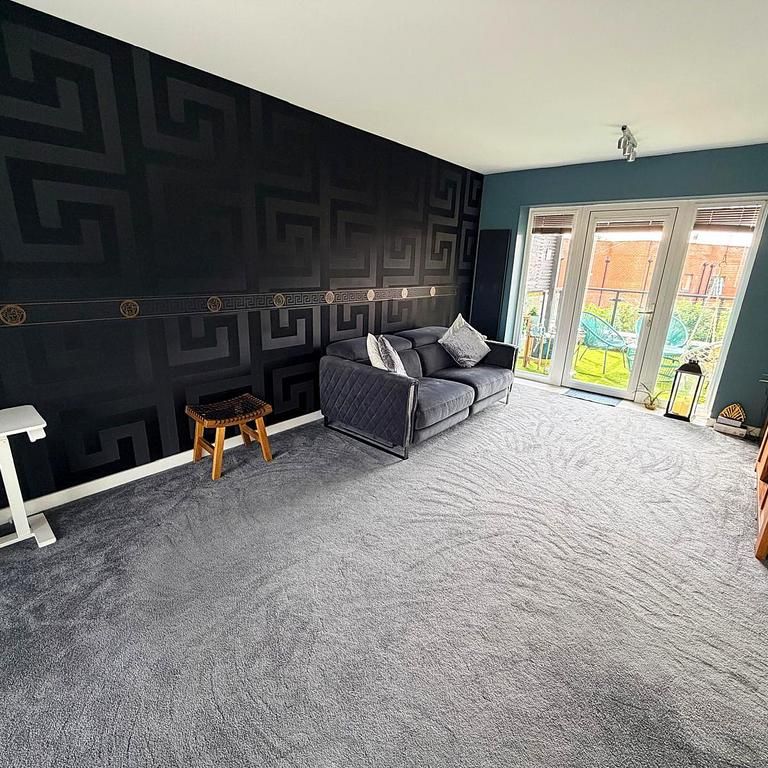 4 bedroom detached house to rent - Photo 1