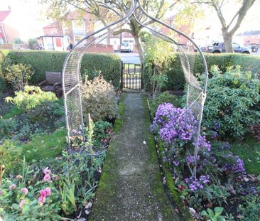 2 bedroom semi-detached bungalow to rent - Photo 3