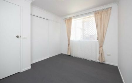 Convenient & Coastal 3 Bedroom Unit - Photo 3