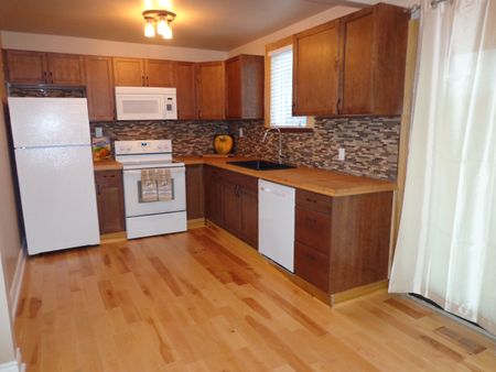 For Lease - 212 Mcanulty Boulevard, Hamilton, Ontario - Photo 2