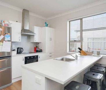 Spacious Four-Bedroom Villa with Character and Comfort - Photo 4