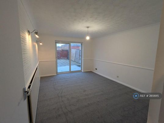 3 bedroom terraced house to rent - Photo 1
