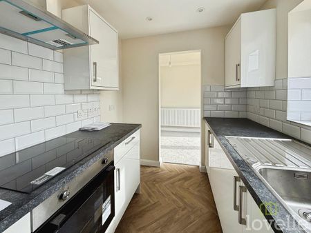 3 bedroom semi-detached house to rent - Photo 5
