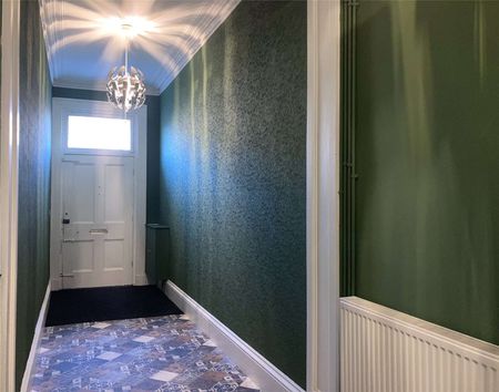 Three double bedroom furnished apartment located within walking distance of the city centre found in excellent order throughout, having just undergone partial refurbishment. - Photo 3