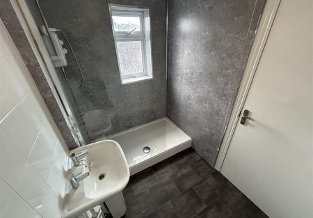 Spinners End Drive, Cradley Heath, West Midlands - Photo 2