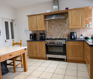 Double Room Available - EN-SUITE! Room 4 - Photo 2