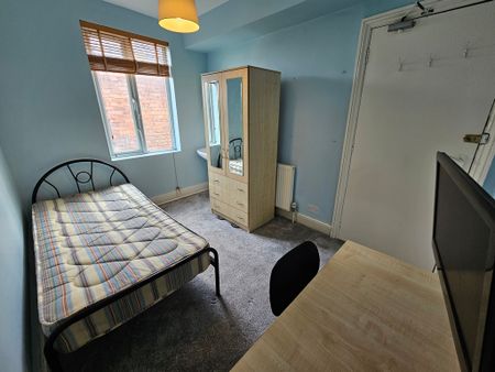 8 Bed Student Accommodation - Photo 2