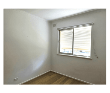 Charming 3-Bedroom, 1-Bathroom Home for Rent in Valley View - Photo 2