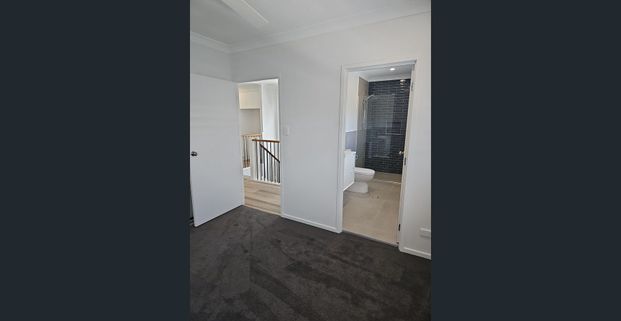 AVAIL 15/12/2025 - 3 BED 2BATH TOWNHOUSE - FULLY DUCTED AIR & A LAWNED BACKYARD OVERLOOKING PARK - Photo 1