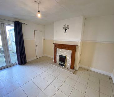 £1,300 PCM, Three Bedroom House with Off-Road Parking and Enclosed ... - Photo 5